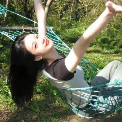圆肚子女孩
